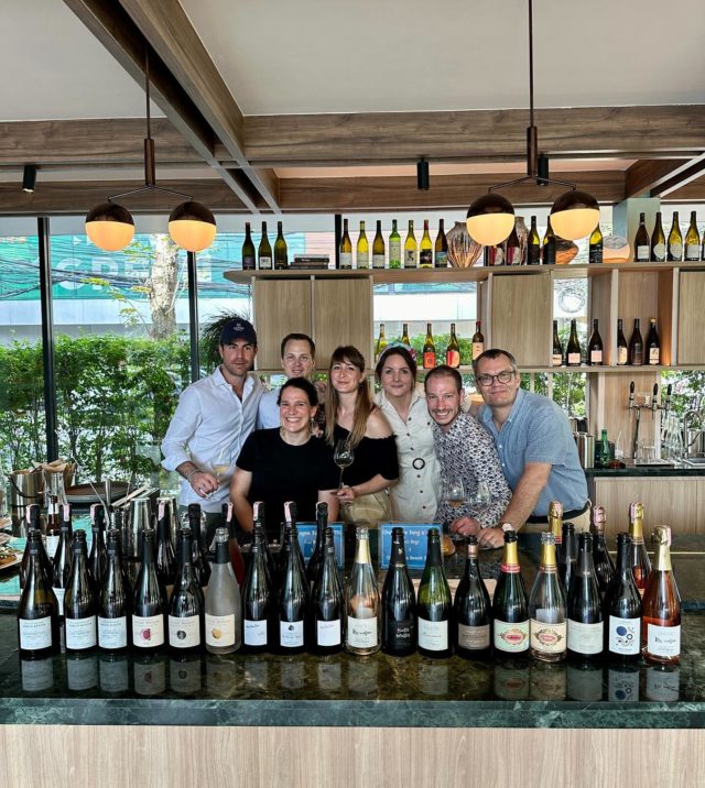 #AsianTour25 - Step 2
🇹🇭 ROCKSTAR TOUR 🎤
3 days, 7 growers managed by @sebcroz , A team and a tour bus !
With @fizzboyz @wave_lou @bestbovonvut and the crew.
.
.
.
#thailand #champagne #asiantour #wine